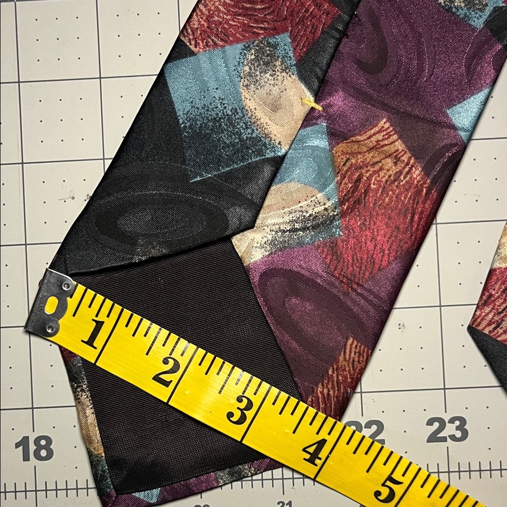 Abstract Patterned Tie - Picture 6 of 6